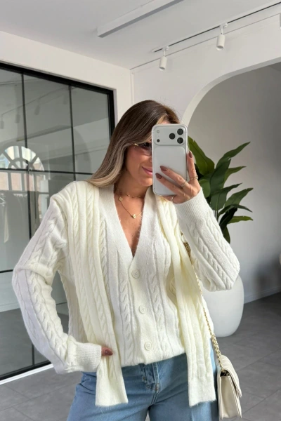 KREM ŞAL DETAYLI HIRKA