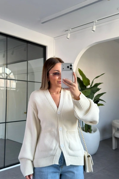 KREM ÜÇ DÜĞMELİ TRİKO HIRKA