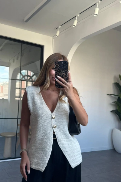 KREM V YAKA 2 GOLD DÜĞMELİ TRİKO YELEK