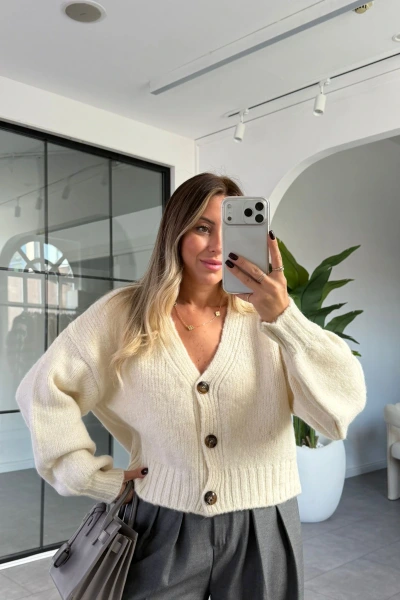 KREM V YAKA YUMOŞ DOKULU HIRKA