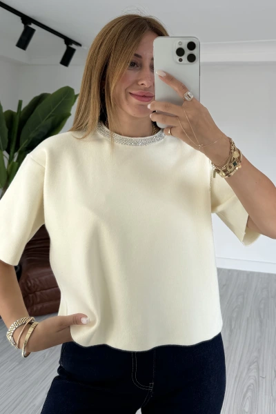Krem Yakası Taşlı Kısa Kol Kazak