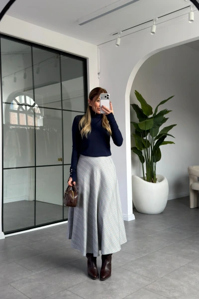 LACİVERT BOĞAZLI KOLU DÜĞME DETAYLI KAZAK