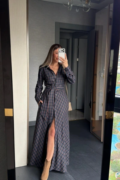 LACİVERT KIRMIZI KEMER DETAY EKOSE ELBİSE