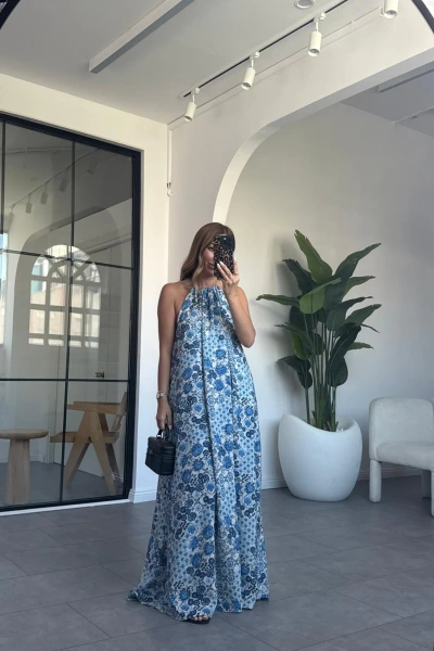 MAVİ ÇİÇEKLİ BOYUNDAN BAĞLAMALI SIRT DETAY ELBİSE