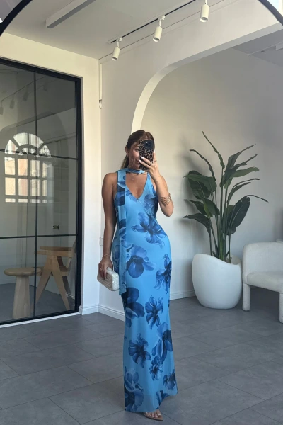 MAVİ ÇİÇEKLİ V YAKA FULAR DETAY ELBİSE