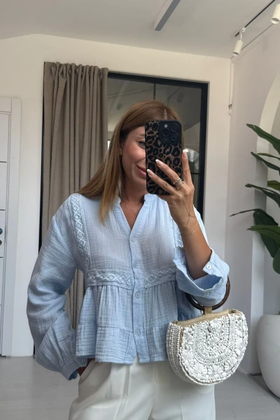 MAVİ DANTEL DETAY MÜSLİN BLUZ