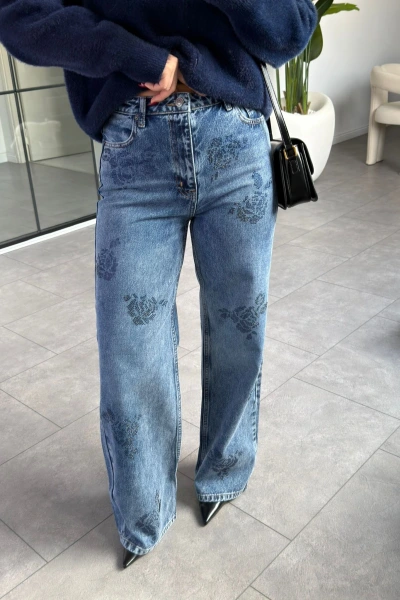 MAVİ GÜL DESEN TAŞ İŞLEMELİ JEAN