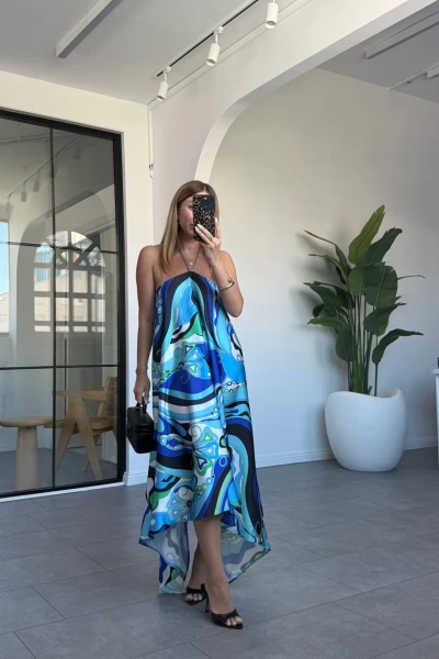 MAVİ KARIŞIK DESEN ZİNCİR DETAY ASİMETRİK YIRTMAÇLI ELBİSE