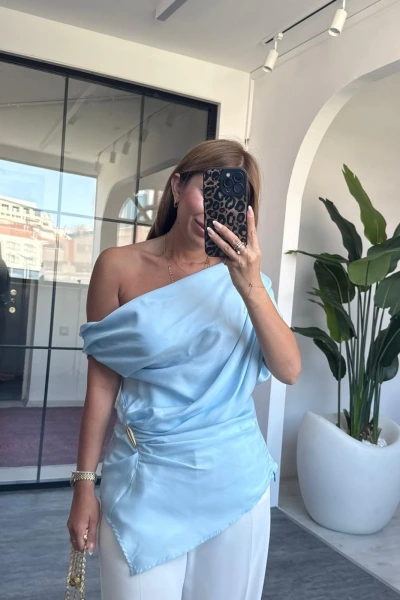 MAVİ TEK OMUZ BROŞLU BLUZ