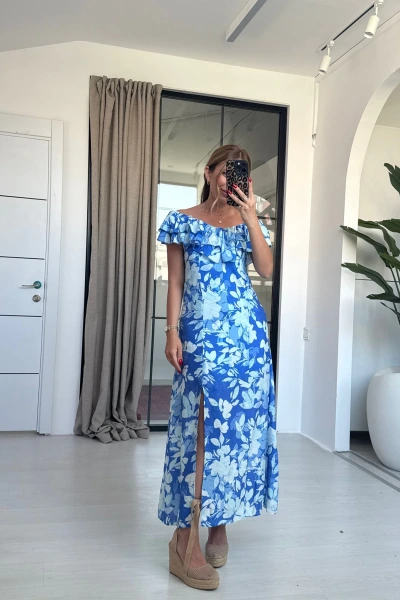 MAVİ YIRTMAÇLI ÇİÇEKLİ ELBİSE