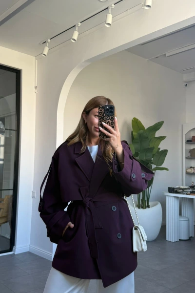 MÜRDÜM DÜĞMELİ MANŞET DETAY KUŞAKLI KISA TRENÇKOT