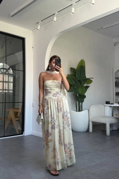 PASTEL SARI STRAPLEZ FULARLI ELBİSE