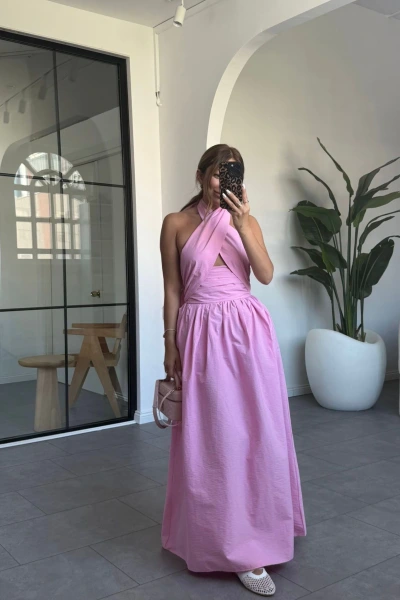 PEMBE BOYUNDAN BAĞLAMALI SIRT DETAYLI TAFTA ELBİSE