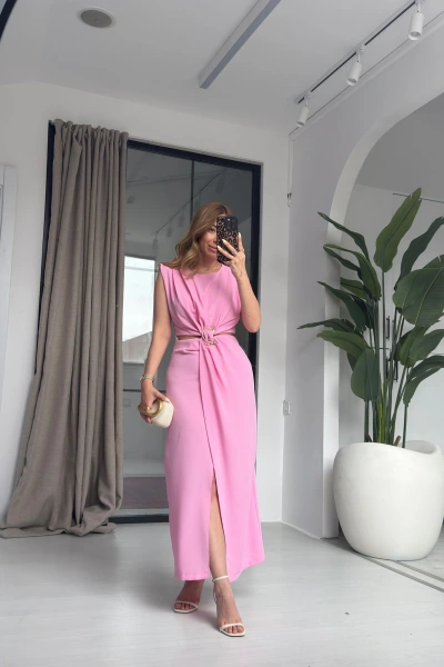 PEMBE BROŞ DETAY ELBİSE