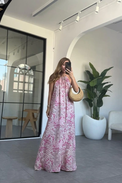 PEMBE ÇİÇEKLİ BOYUNDAN BAĞLAMALI SIRT DETAY ELBİSE