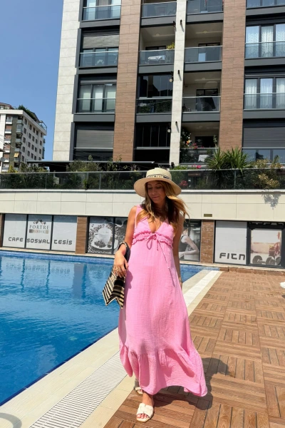 PEMBE DEKOLTE DETAY MÜSLİN ELBİSE