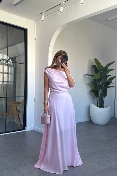 PEMBE DÖKÜMLÜ TEK OMUZ ELBİSE