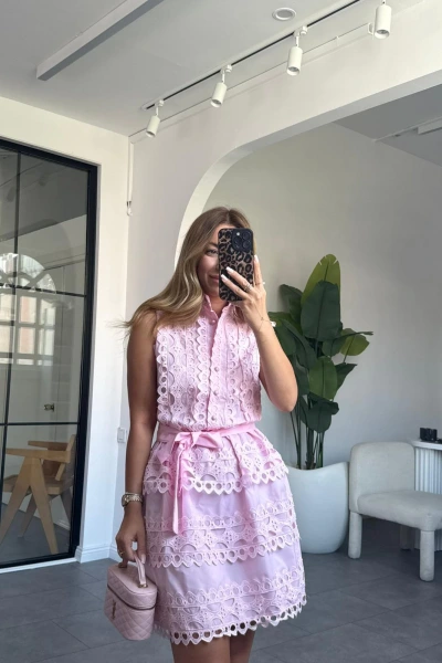PEMBE GÜPÜR DETAYLI BELİ LASTİKLİ ELBİSE