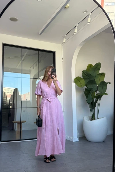 PEMBE KRUVAZE BAĞLAMALI MÜSLİN ELBİSE