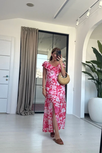 PEMBE YIRTMAÇLI ÇİÇEKLİ ELBİSE