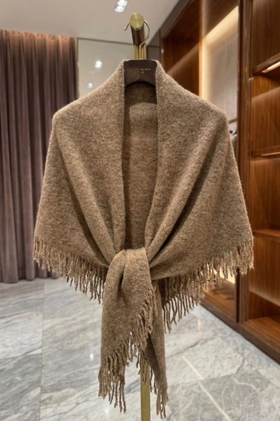 PÜSKÜLLÜ CAMEL ÜÇGEN İÇTEN GEÇMELİ ŞAL