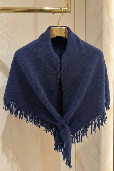 PÜSKÜLLÜ LACİVERT ÜÇGEN İÇTEN GEÇMELİ ŞAL