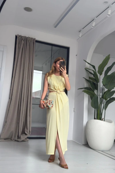 SARI BROŞ DETAY ELBİSE