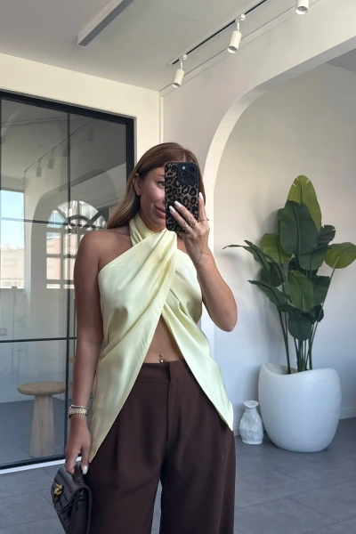 SARI ÇAPRAZ BAĞLAMALI SIRTI AÇIK BLUZ