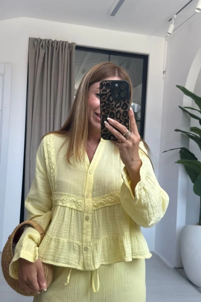 SARI DANTEL DETAY MÜSLİN BLUZ