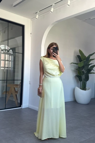 SARI DÖKÜMLÜ TEK OMUZ ELBİSE