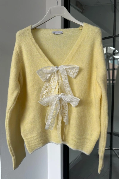 SARI FİYONK BROŞ DETAYLI HIRKA