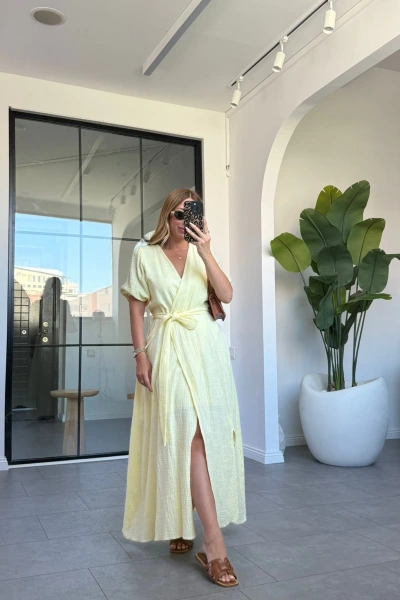 SARI KRUVAZE BAĞLAMALI MÜSLİN ELBİSE