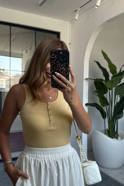 SARI ÖNDEN DÜĞMELİ BLUZ