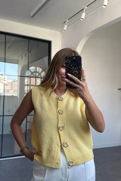 SARI SALYANGOZ DÜĞME DETAYLI TRİKO YELEK
