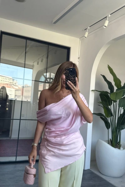 PEMBE TEK OMUZ BROŞLU BLUZ