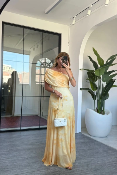 SARI TEK OMUZ UZUN ELBİSE