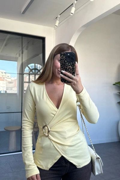 SARI UZUN KOL GOLD BROŞLU BLUZ