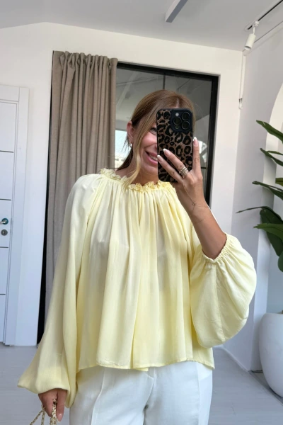 SARI YAKA BÜZGÜ DETAY BLUZ
