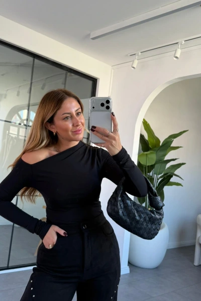 SİYAH ASİMETRİK YAKA BLUZ