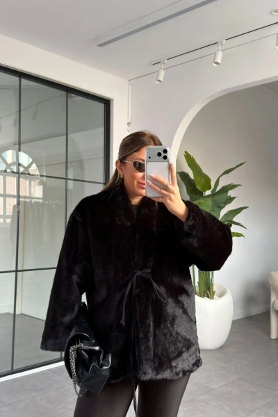 SİYAH BAĞLAMA DETAYLI KÜRK MONT