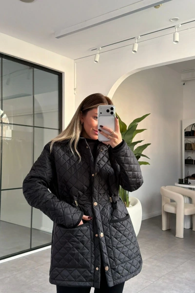 SİYAH BELİ BÜZGÜLÜ KAPİTONE MONT