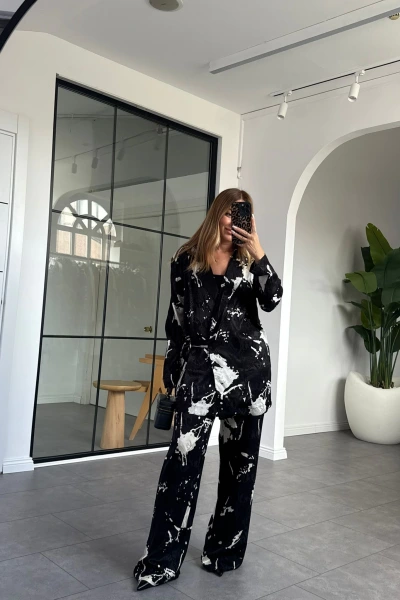 SİYAH BEYAZ FIRÇA DESENLİ KRUVAZE TAKIM