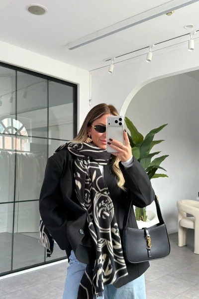 SİYAH BEYAZ YUMUŞACIK DOKULU ZARAFET ŞAL