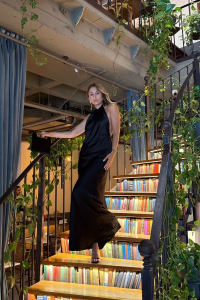 SİYAH BOYUNDAN BAĞLAMALI SIRTI AÇIK SATEN ELBİSE