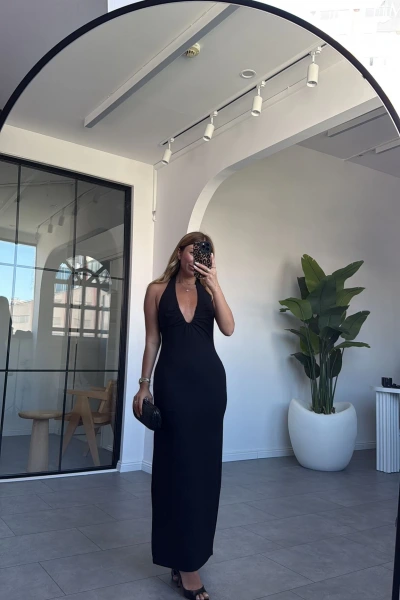 SİYAH BOYUNDAN BAĞLAMALI YIRTMAÇ DETAY ELBİSE