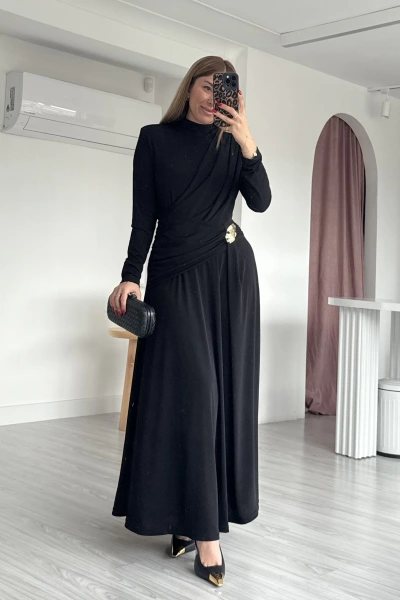 Siyah Broşlu Büzgülü Elbise