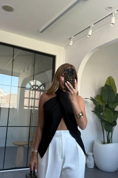 SİYAH ÇAPRAZ BAĞLAMALI SIRTI AÇIK BLUZ