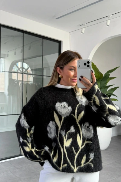 SİYAH ÇİÇEK DESEN KAZAK