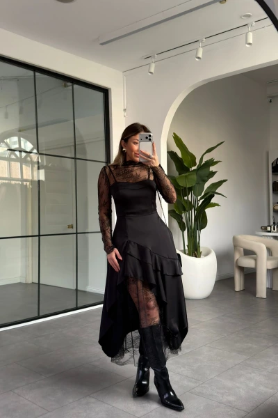 SİYAH DANTEL DETAYLI ASİMETRİK SATEN ELBİSE