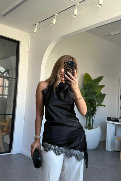 SİYAH DANTEL DETAYLI SATEN BLUZ